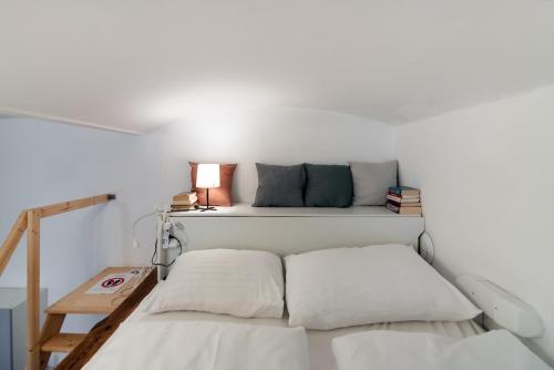 - une chambre blanche avec un lit et une table dans l'établissement Klein, aber fein in zentraler Ruhelage, à Vienne