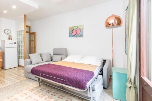1 dormitorio con 1 cama grande en una habitación en Art Apartment, en Barcelona