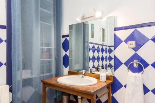 バルセロナにあるアート アパートメントのバスルーム(洗面台、鏡付)