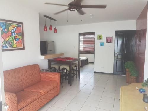 Sala de estar con 2 sofás y mesa en Casa de playa con piscina y jacuzzi privado en Puntarenas