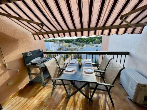 Il dispose d'une terrasse avec une table et des chaises. dans l'établissement Studio à 350m de la plage, terrasse ouverte, clim, au Grau-du-Roi
