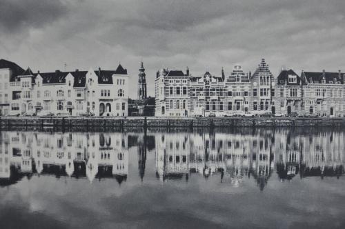 een zwart-witte foto van een groot gebouw naast het water bij Hotel Le Beau Rivage in Middelburg