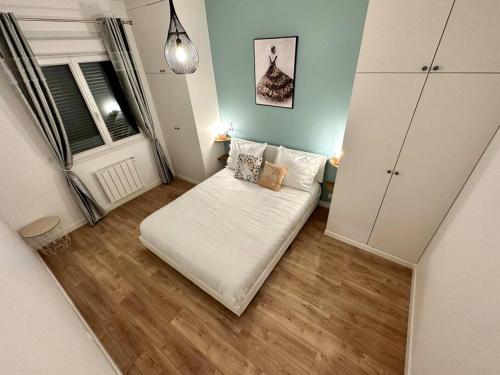 Habitación pequeña con cama y ventana en Appartement à 15min de paris, en Drancy