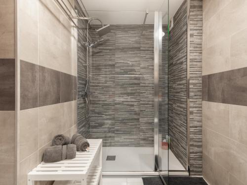 a bathroom with a shower with a bench in front of it at APARTAMENTO TORRE DE HÉRCULES A CORUÑA con GARAJE in A Coruña