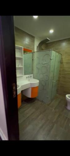 uma casa de banho com um lavatório e um WC em شارع مراد على النيل no Cairo