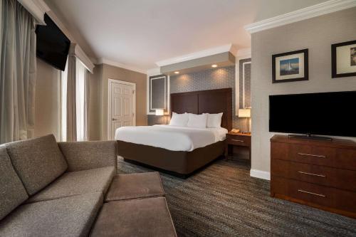 Postel nebo postele na pokoji v ubytování Comfort Inn & Suites Plattsburgh - Morrisonville