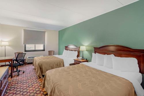 Habitación de hotel con 2 camas y escritorio en Quality Inn Enola - Harrisburg, en Harrisburg