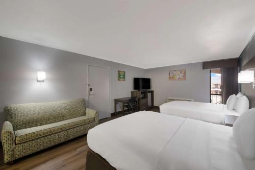 Habitación de hotel con 2 camas y sofá en Econo Lodge near The Domain - The Arboretum, en Austin
