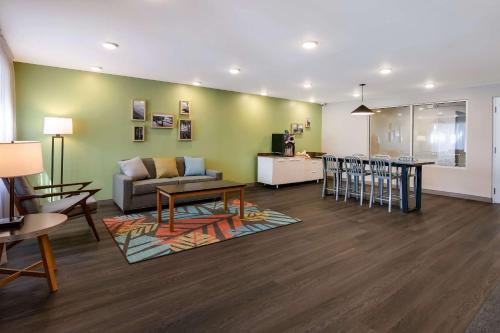 uma sala de estar com um sofá e uma mesa em WoodSpring Suites Knoxville - Cedar Bluff em Knoxville