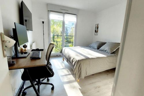 1 dormitorio con 1 cama y escritorio con ordenador en Cosy Home 2, Cergy Le Haut, 6 personnes, 3 min gare, 30 min Paris, parking privé en Cergy
