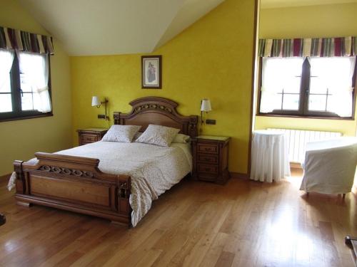 散提亞拿德瑪的住宿－Vivienda Sampedri，一间卧室设有一张床和两个窗户。