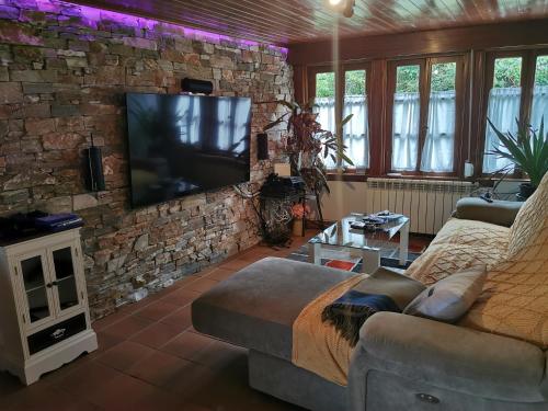 A television and/or entertainment centre at Finca in mitten der Natur.