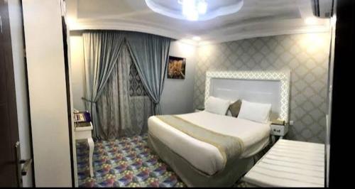 En eller flere senge i et værelse på فندق ساسو سويت للوحدات المفروشه والفندقيه