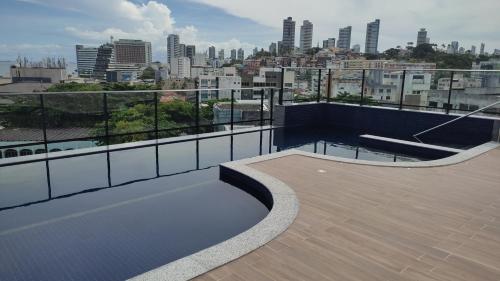 Una rampa de skate en una azotea con vistas al horizonte de la ciudad en Apartamento em Ondina, en Salvador