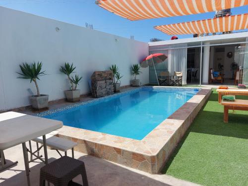 una piscina en el patio trasero de una casa en Casa de playa con piscina en estreno, en Camaná