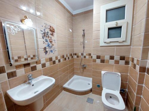uma casa de banho com um WC e um lavatório em Chalet Rosana Resort الساحل الشمالى em Dawwār al Ḩajj Aḩmad