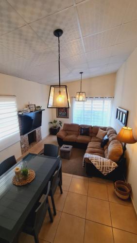 uma sala de estar com um sofá e uma mesa em Boquete destiny em Boquete