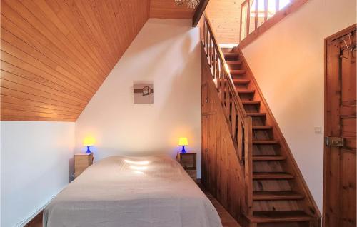 - une chambre avec un lit et un escalier en bois dans l'établissement 4 Bedroom Cozy Home In Perros-Guirrec, à Perros-Guirec