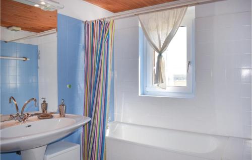 ペロス・ギレックにあるLovely Home In Perros-guirrec With Wifiのバスルーム(シンク、バスタブ付)、窓が備わります。