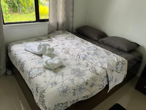uma cama com dois bichos de peluche sentados nela em Bula Homestay em Labasa