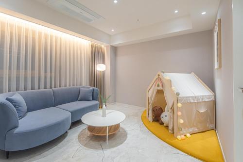 a living room with a couch and a dog house at Asherah Villa d' aqua Hotel in Gimhae