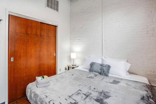NY Style Centric Loft w/ KingBedにあるベッド