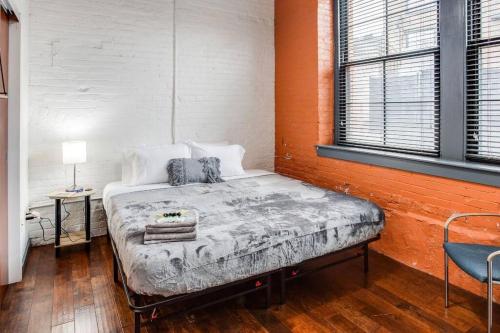 een slaapkamer met een bed in een kamer bij NY Style Centric Loft w/ KingBed in Rochester