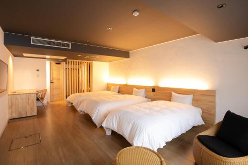 1 dormitorio con 2 camas y sofá en Kochi Sunrise Hotel, en Kochi
