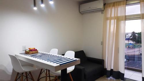 uma sala de jantar com uma mesa e cadeiras e uma janela em VB Home em Posadas