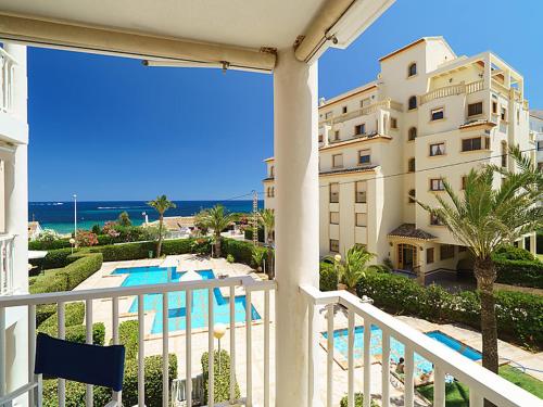 d'un balcon avec vue sur un bâtiment et une piscine. dans l'établissement Ventana al Mediterráneo, à Jávea