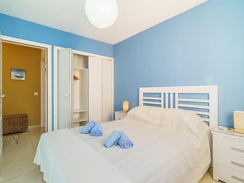 - une chambre dotée d'un lit blanc avec 2 oreillers bleus dans l'établissement Ventana al Mediterráneo, à Jávea