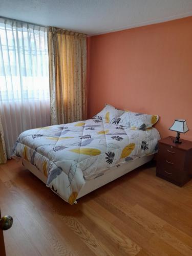Schlafzimmer mit einem Bett und einem Fenster in der Unterkunft Bonito departamento en Estreno - Cayma in Arequipa