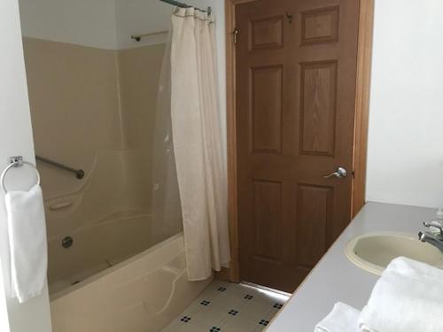 Ένα μπάνιο στο Lakeside Snowmobile - Ski Villa, 4BR 2BA, sleeps 10