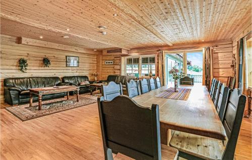 sala de estar con mesa grande y sillas en 10 Bedroom Amazing Home In Ølen, en Vaka