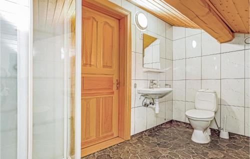 uma casa de banho com um WC e um lavatório em 10 Bedroom Amazing Home In len em Vaka