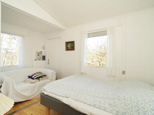 1 dormitorio blanco con 2 camas y 2 ventanas en Holiday home Melby IV, en Melby