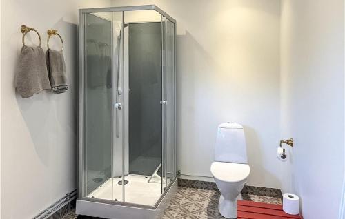 a bathroom with a shower and a toilet at Cozy Home In Asarum With Lake View in Asarum