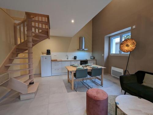 Il comprend une cuisine et un salon avec un escalier en colimaçon. dans l'établissement Charmante maison à Angoulême, cour privée, proche parc et bus, accueil bébé, Wifi, animaux acceptés - FR-1-653-230, à Angoulême