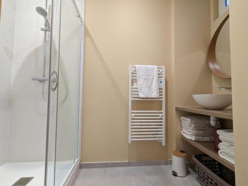 Ένα μπάνιο στο Charmante maison à Angoulême, cour privée, proche parc et bus, accueil bébé, Wifi, animaux acceptés - FR-1-653-230