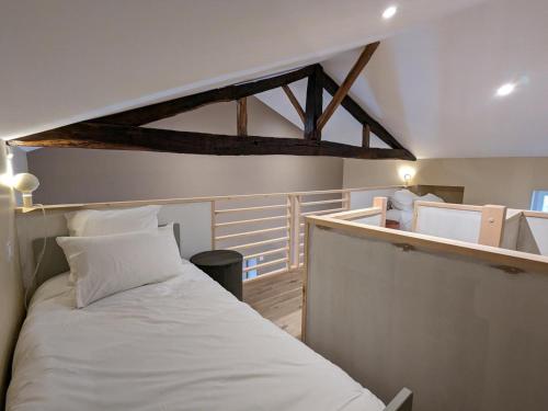 Ένα ή περισσότερα κρεβάτια σε δωμάτιο στο Charmante maison à Angoulême, cour privée, proche parc et bus, accueil bébé, Wifi, animaux acceptés - FR-1-653-230