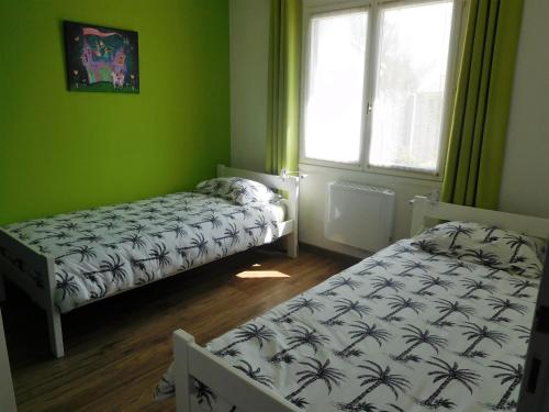 Posteľ alebo postele v izbe v ubytovaní Maison au calme avec jardin, proche plage et commerces, équipée pour famille de 6 personnes - FR-1-476-197