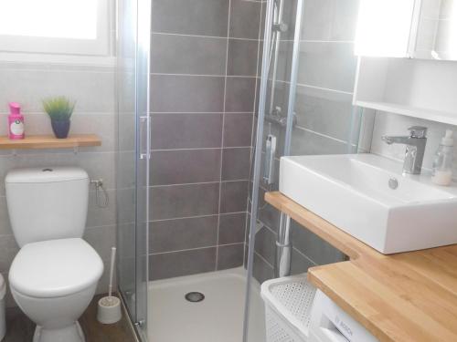 Kúpeľňa v ubytovaní Maison au calme avec jardin, proche plage et commerces, équipée pour famille de 6 personnes - FR-1-476-197