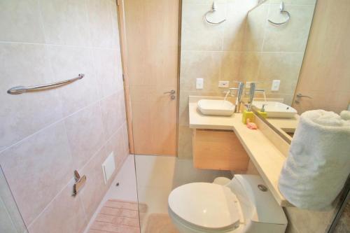 a bathroom with a toilet and a sink and a shower at Apartamento Santa Marta Bello Horizonte - Pozos Colorados in Santa Marta