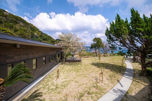 Blick auf einen Hof neben einem Gebäude in der Unterkunft Megurimegurasu in Goto