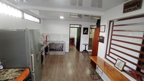 cocina con nevera y suelo de madera en Apartamento Fresco con Terraza-tipo loft, 