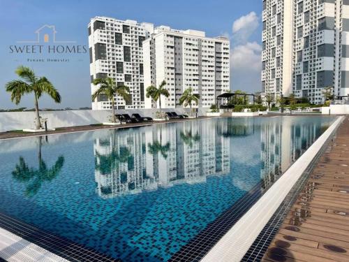 een groot zwembad voor sommige gebouwen bij Blue Studio Suite 1-4pax B'Worth Prai@SwimmingPool in Perai