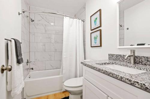Ένα μπάνιο στο Spacious 2BR Flat, King Bed, Downtown Mt Clemens