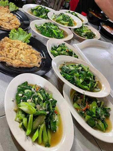 a table full of plates of food on a table at YB Guest House 4 Bilik 5 Katil in Cukai