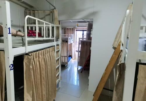 Двухъярусная кровать или двухъярусные кровати в номере Lady Dorm @ Walking Street