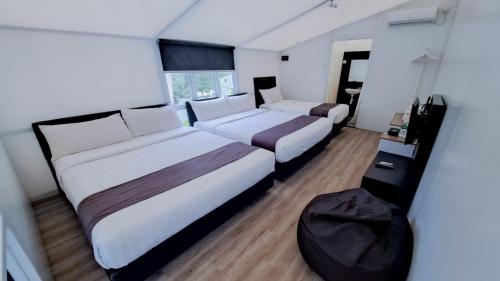 Tempat tidur dalam kamar di Leuweung Geledegan Ecoldge